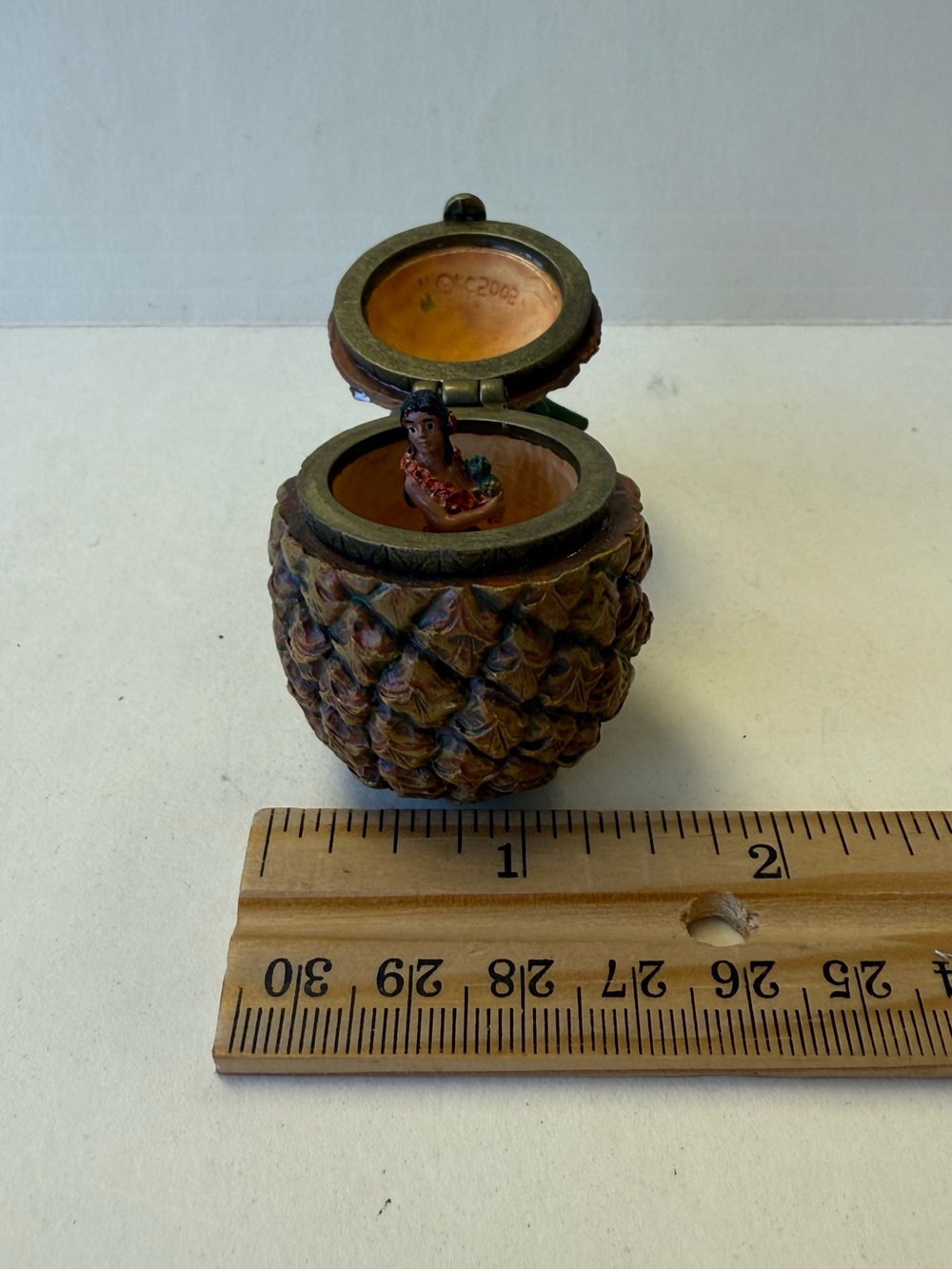 Vintage 2005 Resin Pineapple Trinket Box with Hula Dancer Inside. - Picture 10 of 12